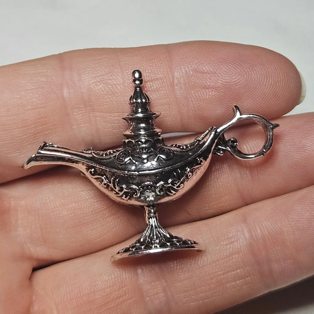 Genie Lamp Brooch Pin Unisex OS Silver Ornate Magic Oil Lamp Accessory